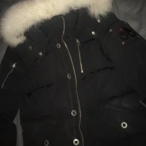 Moose Knuckles jacka strl s - Äkta Moose Knuckles jacka. Köpt på johnells förra vintern för 10.999kr. Billigare vid snabb affär 