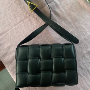 Bottega veneta - Intressekoll på min Bottega veneta liknande väska, likadan som Bianca ingrosso har i beige. Jättefint konstläder, kända och ser ut som äkta läder. Justerbart axelband så den funkar som både axelremsväska och crossbody!! Knappt använd så i jättefint skick. Ett litet fack inuti. Lagom storlek, och skitsnygg (har två)... Buda! 