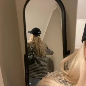 Flanell jacka  - Oversized flanell jacka med fint mönster. Mycket god kvalite och fin att dressa med lager. Jag brukar ha skinckaja undertill eller hoodie nu till hösten 