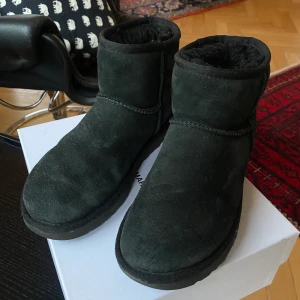 Svarta låga uggs - Säljer mina svarta låga uggs som köptes förra vintern. Använda men bra skick! Inget slitage förutom något missfärgade framtill som de blir fort. Stl 38 men passar 37-39💕