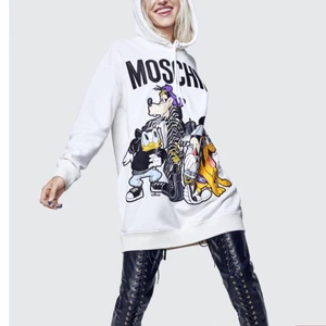 HM x Moschino Hoodie  - En oversize Hoodie från HMs kollektion tillsammans med Moschino
