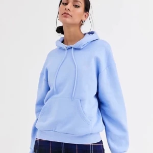 Monki hoodie - Säljer denna populära slutsålda hoodie från monki. Den är enbart använd ca 5 ggr och i nyskick💙💙💙. Färgen är mer lik den på de två första bilderna då ljuset på den tredje bilden gör färgen orätt. Kontakta mig om du har frågor eller vill ha fler bilder 