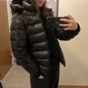 Vinterjacka från Ralph lauren  - Jättefin vinterjacka från Ralph Lauren (äkta såklart). Använd en säsong men inga skador på den så som gott som ny!  Köparen står för frakten! 