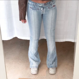 Low-waist byxor  - Skitsnygga 2000-tal low-waist bootcuts. Dom är väldigt stretchiga så passar nog 34-36