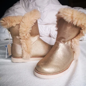 Zara kids vinterskor  - Helt nya Zara kids vinterskor str 33, prislappen kvar, säljer pga fel storlek, köpta utomlands, pris med frakt 