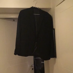 Kavaj - H&M, skinny fit. Storleken står inte, men vet att den är M eller L. Kan ge specifika mått om någon önskar. Använd en gång.