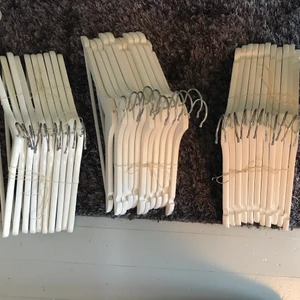 Galgar  - Jag säljer mina gamla galgar då jag har bytat! Vill man ha allihop (30 st) så kostar dom 100kr vill man ha 10 av dom så blir det 40kr. 20 av dom är med platt toppen se bild två och 10 av dom har rundad topp och har även en svag vinkel. Det går såklart bra om man vill ha 20 stycken 😊