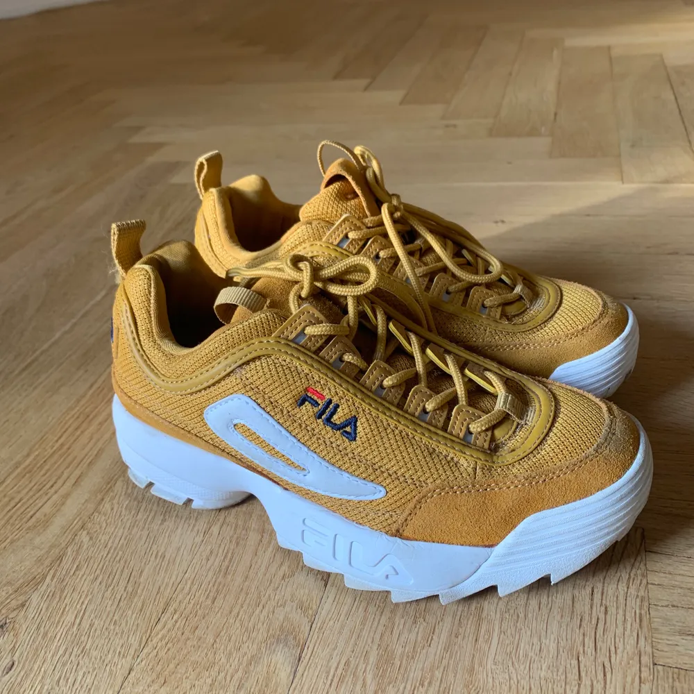 Säljer ett par Fila Disruptor Mesh Low i färgen Inca Gold. Använda fåtal gånger så de är i mycket fint skick! Nypris ca 1000 kr. Köparen står för frakten. . Skor.