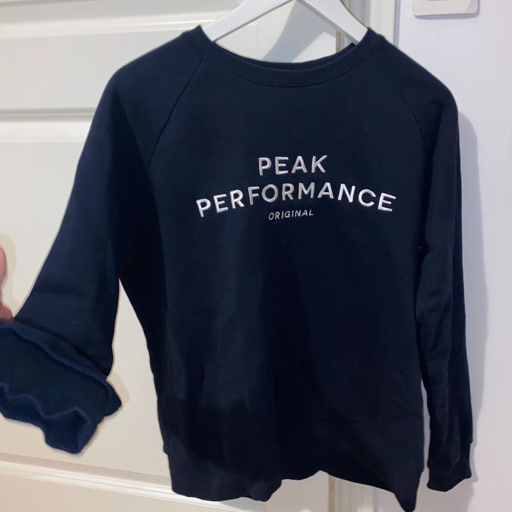 En blå sweatshirt från peak performance • Knappt använd • Bra passform • Storlek M men passar mig som har S • Säljer för 150kr + frakt ✨. Tröjor & Koftor.