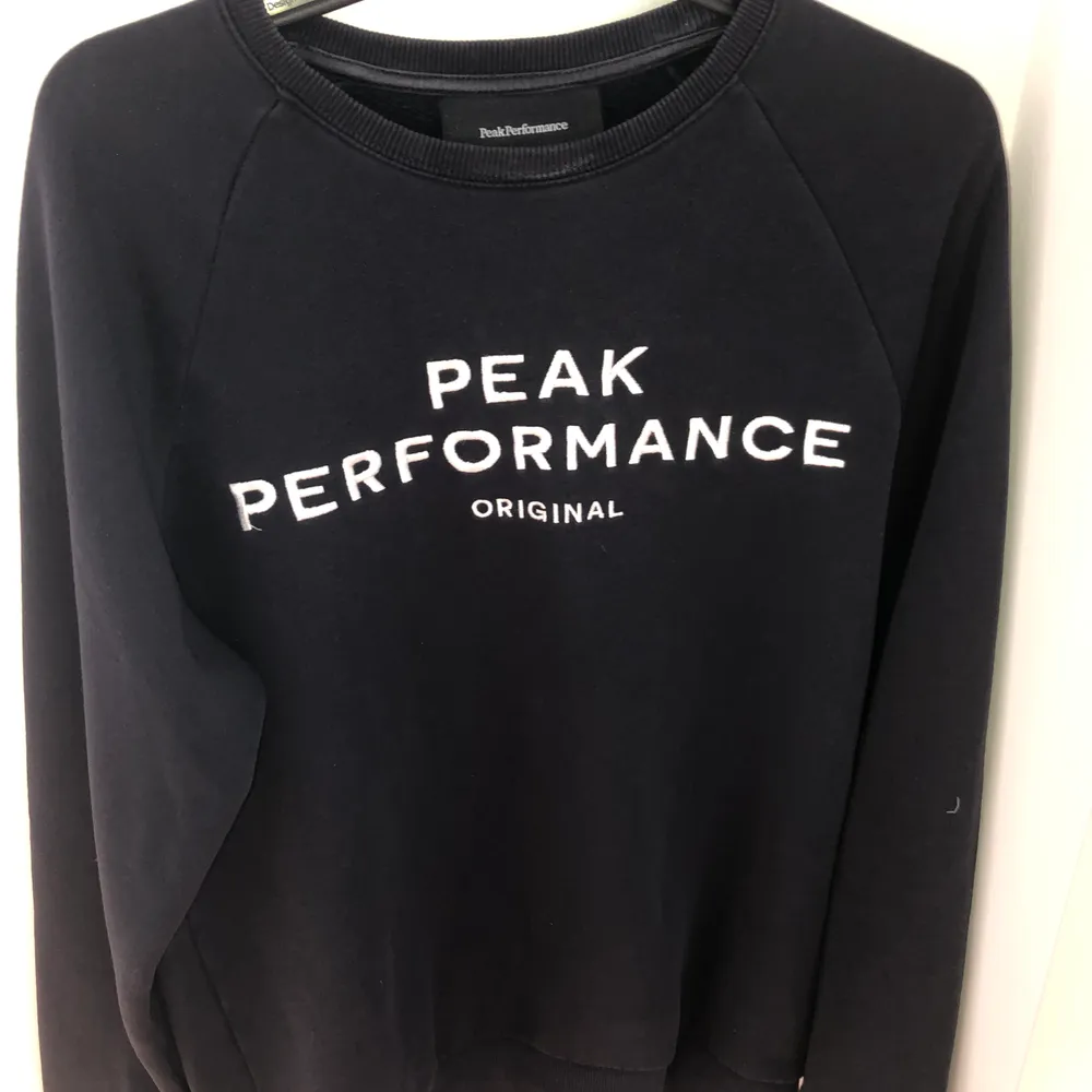 Peak performance långärmad tröja, säljes för 350 kr. Nypriset är 1000 kr. Är i bra skick. STRL S. Pris kan diskuteras vid snabb affär!. Tröjor & Koftor.