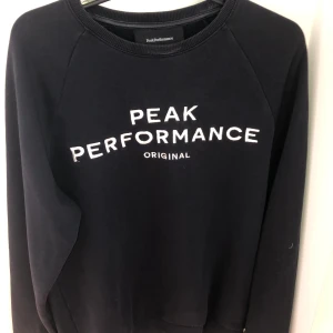 Peak performance tröja  - Peak performance långärmad tröja, säljes för 350 kr. Nypriset är 1000 kr. Är i bra skick. STRL S. Pris kan diskuteras vid snabb affär!