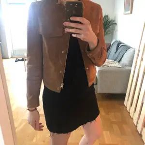 Barely worn brwon leather jacket, XS size mango. Fits tight, gold details. Really stylish jacket, selling because it does not fit me anymore.