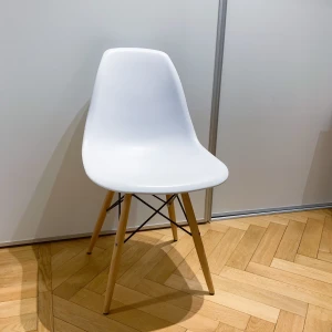 Stol vit - Vit stol, snygg design. Kan användas vid matbord eller som en snygg kontorsstol till hemmakontoret.  Har Swish. Hämtas i Skanstull.