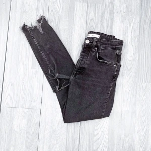 Jeans - Väldigt onödigt köp av mig, kostade 500kr och har använt de Max 5 ggr. De verkar inte säljas längre i Gina vad jag märkt. Ganska stretchiga, skulle säga att de passar Xs-S. (Första bilden är ej min)