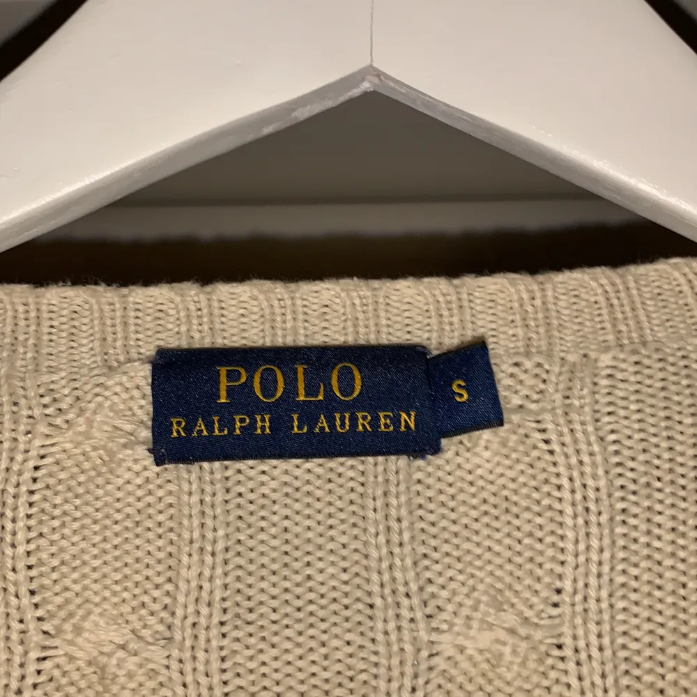 En kabelstickad tröja från Ralph Lauren. Den är i jättefint skick men kommer tyvärr inte till användning . Stickat.