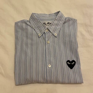  Cdg play navy shirt black heart  - Heej! Säljer denna sparsamt använda skjortan👔 cond 8/10, inga flaws. Köpt från tres bien för 2300kr,ca 1 år sedan