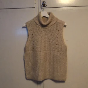 Väst - Sjukt fin väst med slits, endast använd 1 gång. I perfekt skick skulle jag säga ❤️ 