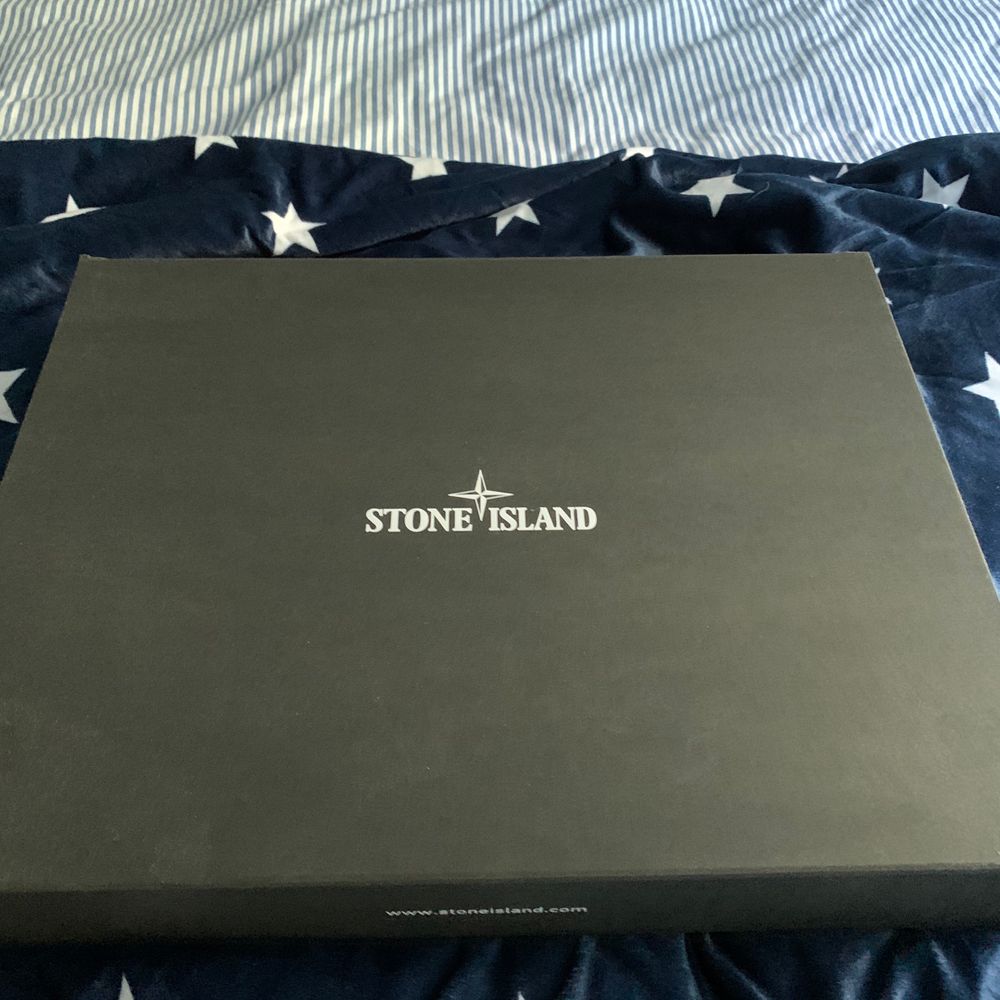 Tjo. Säljer min Stone Island hoodie som är i nyskick då jag inte riktigt har den typ av stil längre. Den har använts lite till och från men är i nyskick eftersom jag varit otroligt försiktig med den. Köpt ny för 3000:- . Huvtröjor & Träningströjor.
