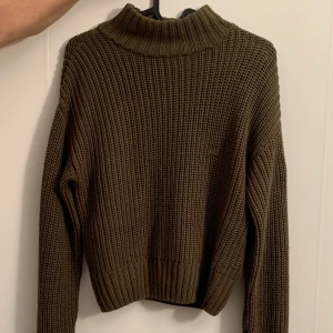 Stickad tröja - Stickad tröja köpt förra året men har använts väldigt få gånger så därför säljer jag den. Bra skick. Hade ett litet hål som jag har sytt ihop. Gratis frakt😇Skriv privat för mer information. 