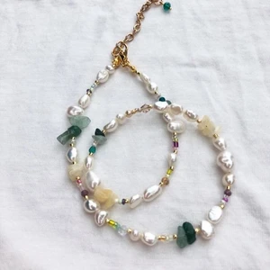 Handgjorda smycken - Hej, nu är vi äntligen tillbaka. Det har hänt mycket privat och det är framförallt anledningen till varför inte har varit lika mycket aktiva som förr. Men nu är vi i alla fall tillbaka och vi tänker oss en ny kollektion till vintern. Därför lägger vi upp några exemplar som vi har tillverkat. ❤️