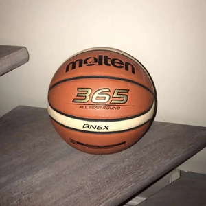 Basketboll molten storlek 6 - Säljer en molten boll i storlek 6 funkar både ute och inne knappt använd.