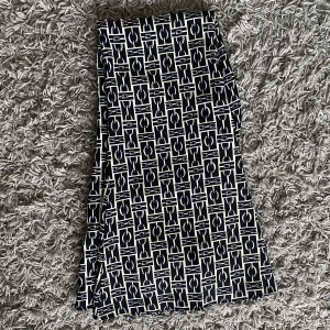 BYXOR ZARA - Skitcoola byxor från ZARA i storlek M, men passar även S. Formar kroppen skitsnyggt och är i kostymmaterial! Aldrig använda, 70 kr + frakt 🚚 