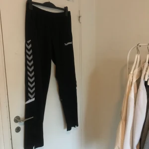 Hummel byxor - Ett par hummel byxor som jag tror är ifrån Stadium i strl M, för stora för mig därför säljer jag. 40kr + frakt 😊