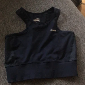 Stronger top - Stronger top marinblå sparsamt använd storlek small