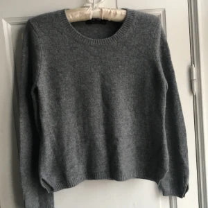 Lisa Yang Kashmir tröja - En jättefin grå Lisa yang tröja i 100 % Kashmir. Mycket sparsamt använd så i jättefint skick, storlek S men den är väldigt liten i storleken. 
