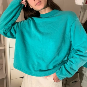 Sweatshirt  - Turkos sweatshirt, väldigt skön att ha på sig och sparsamt använt!