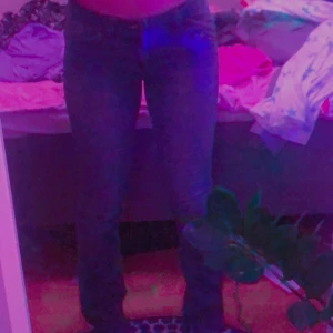 Jättefina lågmidjade jeans från only jeans!! - SÄNKT PRIS!! Så coola lågmidjade jeans med fina detaljer, köpta second hand. Inte bootcut/flare men absolut inte tajta hela vägen heller, lite utsvängda. Från only jeans, jag är 165 cm lång! Det står både 38 och 34 i jeansen men jag brukar ha 36/38 och dom passar mig bra, men passar också mindre om man har skärp eller skosnöre osv!! 90kr + 44kr frakt = 134kr