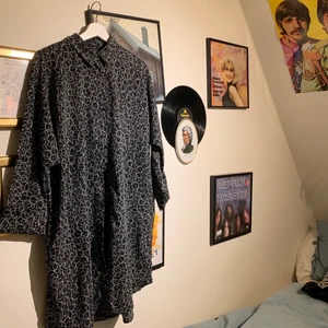 Lång skjorta/klänning - Lång mönstrad skjorta/klänning! Snygg och najs mönster 🤩🙏storlek S men oversize! Passar mig som är M