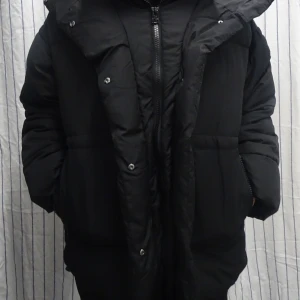 Monki oversized puffjacka - Använd 5ggr, Monkis oversized puffjacka, kort modell ca mid-lår, stl Small men skulle kunna passa upp till stl 42 beroende på den passformen man föredrar. Underbar luva! Osäker på fraktalternativet och fler bilder kan skickas! 