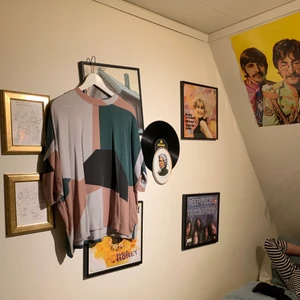 Tshirt - Snygg mönstrad t-shirt!! Köpt second hand men från monki från början 🤩