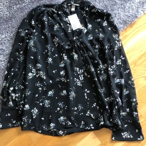 Ny blus med lapparna kvar - Helt ny skjorta/blus från H&M •Lappar finns kvar •Storlek 36 30 kr 📬Kan skickas mot fraktkostnad 🚫Djurfritt och rökfritt hem 📍Kan mötes upp i Mölnlycke/Partille 