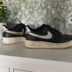 Nike air force  - Väldigt använda under en 2 års period men är fortfarande i gott skick om man bortser från skav sommarns på sista bilden! Storlek 38,5, sitter bra på foten och passar mig som är 38-39 i skostorlek! Tvättas innan leverans! 200kr+frakt 63kr!❤️❤️