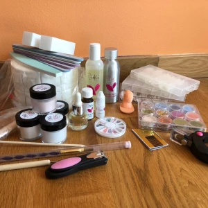 Nagel kit - Allt på listan är bra skick eller så är de aldrig använt, allt är även 100% rent. Har ni några frågar skicka privat. ( jag tar emot bud)  • 60 ml acrylic liquid (monomer) • 80 ml nail cleaner  • 10 super bonder (nail primer) • 1 nail glue • practice finger • clear coloured nails • white coloured nails • foggy coloured nails • nail glitter • acrylic powder (cover pink) • acrylic powder (white) • acrylic powder (pink) • role of cotton pads • nail file 120/80 (x2) • nail file 100/80 (x2) • nail file sponge (x2) • number 8 kolinski sable brush • cuticle oil • polishing nail file • decoration butterflies • nail clippers (regular and for acrylic nails)      ❗️Köparen står för frakten❗️