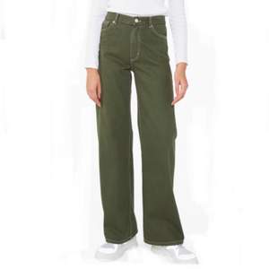 Vida gröna jeans från Monki!💚🧃 Använda ett fåtal gånger. Slutsålda på hemsidan! De är i storlek 30 men skulle säga att de passar en 29 också🥰 Nypris: 400kr. köparen står för frakt🤍