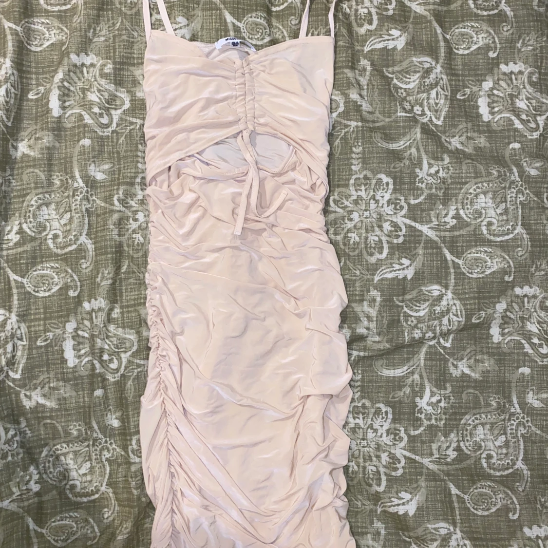 Kort beige slinky klänning stl 40 - 90