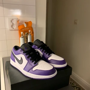 Nike Air Jordan 1 Low purple court - Jag har två par helt nya Jordan 1 lows purple court. Båda är ifrån Zalando, kvitto finns. storlek 40,5 