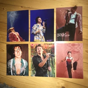 Harry Styles kort - Harry Styles kort i fotopapper, buda gärna i kommentarerna. Högsta bud: 100kr + frakt, budgivning avslutas 18/11 kl: 20:30!