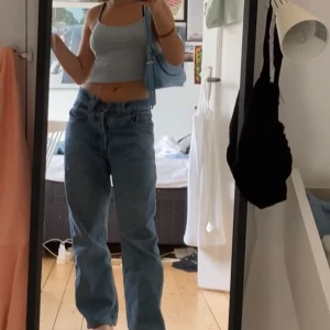 Diesel byxor - Nu säljer jag mina super coola diesel byxor. Ja köpte dom secondhand men då var dom i ny sick o är det fortfarande. Byxorna sitter hyfsat löst på mig vilket gör att dom blir low waisted men har man större mått än mig sitter dom nog perfekt o i mid waist. Frakt inkluderas ej.