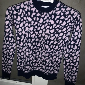 Stickad tröja - Säljer en stickad tröja från & other stories, använd cirka 2 gånger, perfekt skick.