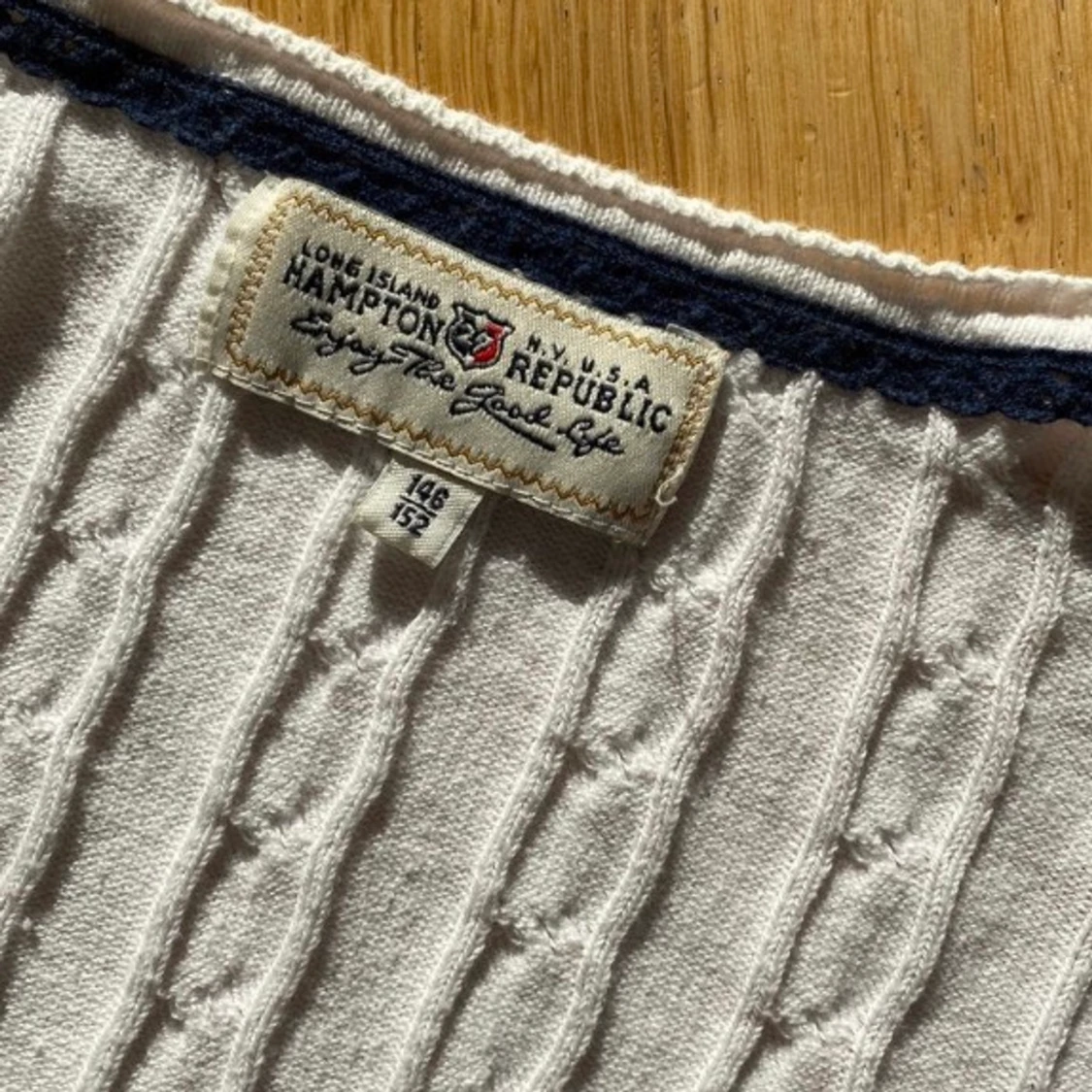 Vit tröja med knappar - 90