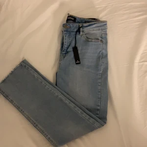 Buffalo Jeans raka  - Svinsnygga raka jeans med lite flair fin ljusblå tvätt och sitter jättesnyggt över rumpan, lite korta för mig som är 172 dock. Aldrig använda alltså jättebra skick. Frakt ingår och betalning sker via swish 😊