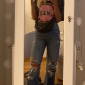 Zara jeans  - Blåa Zara jeans med hål. Kommer ej till användning.