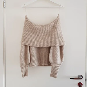 Off the shoulder tröja - Jättevarm och mysig tröja! Den är beige och i gott skick. Get ready to snuggle uuup! Köparen står för frakt.
