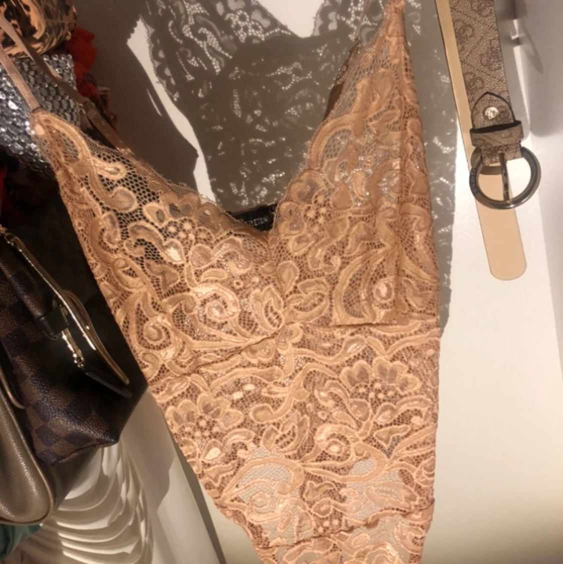 Puderrosa spetsbody - 90