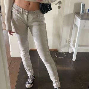 Lågmidjade jeans - Lågmidjade jeans i beige/vit camouflage🤍 söta detaljer på fickorna! Passar på mig som vanligtvis har 36. Köpta för 1600kr. (Köparen står för frakten)