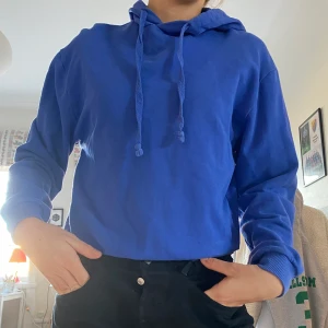 Blå hoodie från NA-KD - Jättefin hoodie från NA-KD i en jättefin blå färg💙💙 tyvärr har jag för många Hoodies så måste sälja. Storlek S men passar S/M